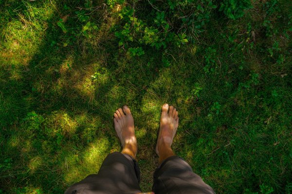 10 raisons de pratiquer l'earthing pour améliorer votre santé